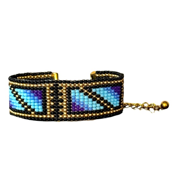 Hand crafted beaded blue geometric Native American inspired adjustable bracelet - Picture 4 of 11